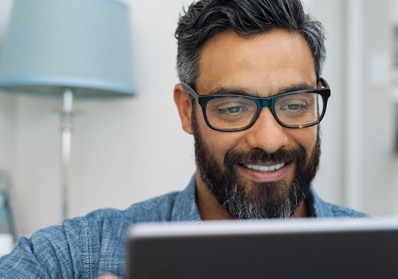 Man-looking-at-laptop